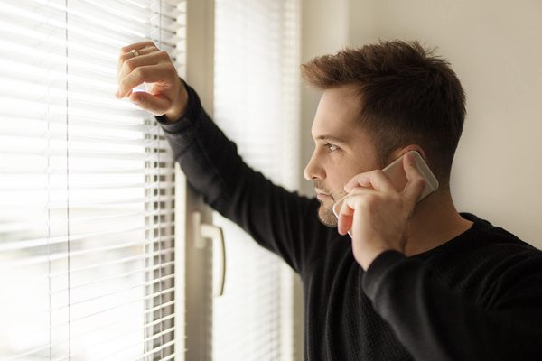 hombre hablando por teléfono intentando conseguir novia