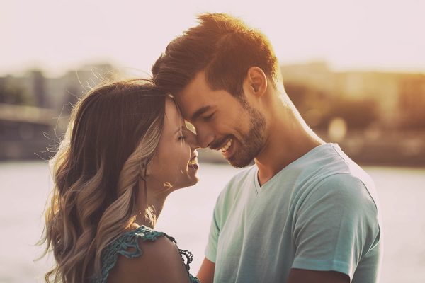 cómo conseguir novia pareja a punto de besarse