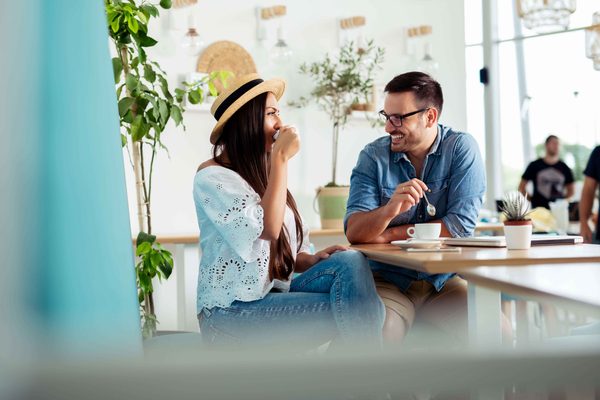 pareja en unr estaurante diciéndose frases para ligar