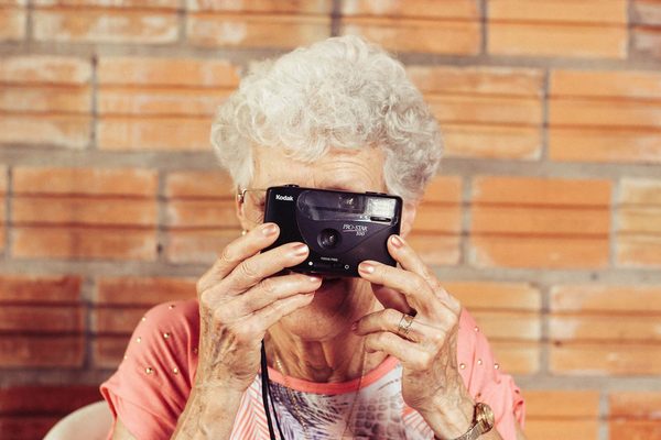 abuela haciendo una foto con cámara antigua