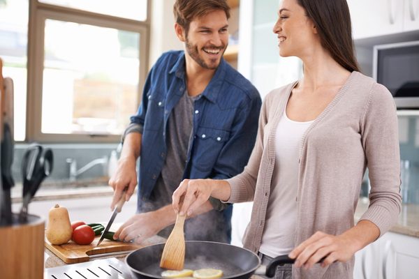 cita en pareja cocinando
