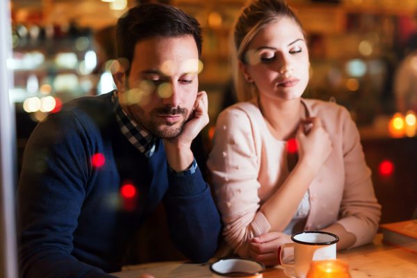 pareja aburrida en su primera cita