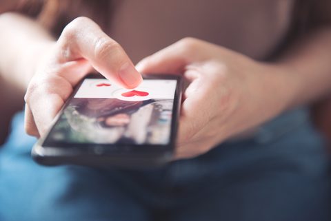 Mujeres sosteniendo un móvil