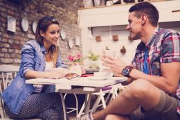 pareja en su primera cita conversación