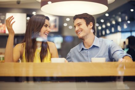 pareja tomando un café y riéndose juntos