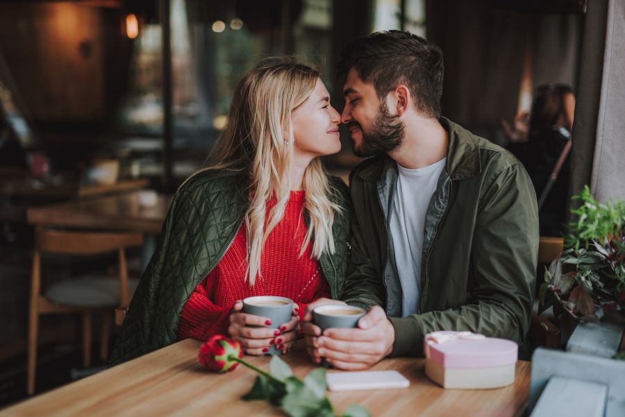 pareja acaramelada tomando café