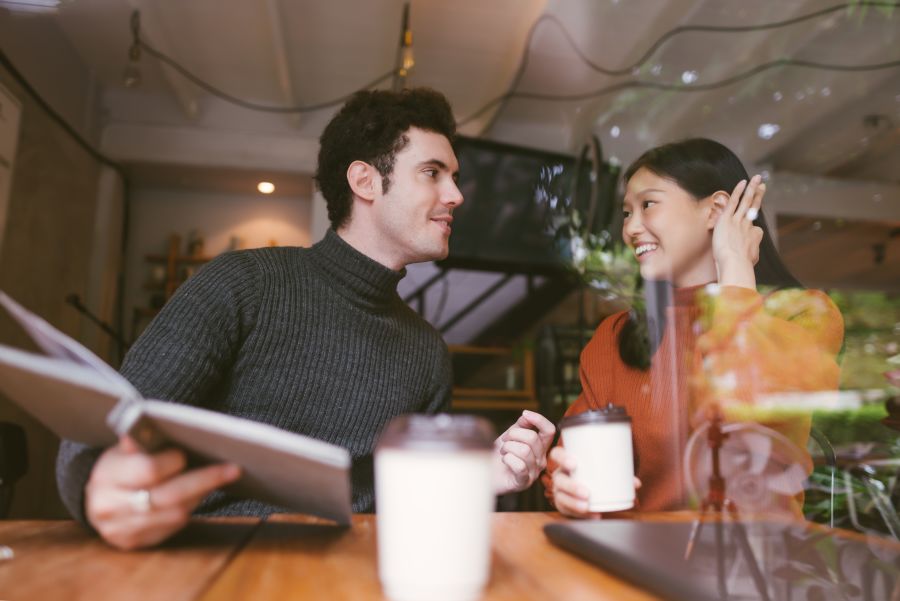 pareja en un restaurante frases para ligar