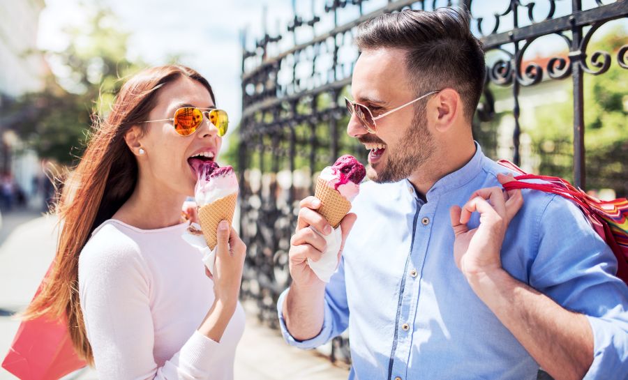 amigos en la friendzone comiendo helados