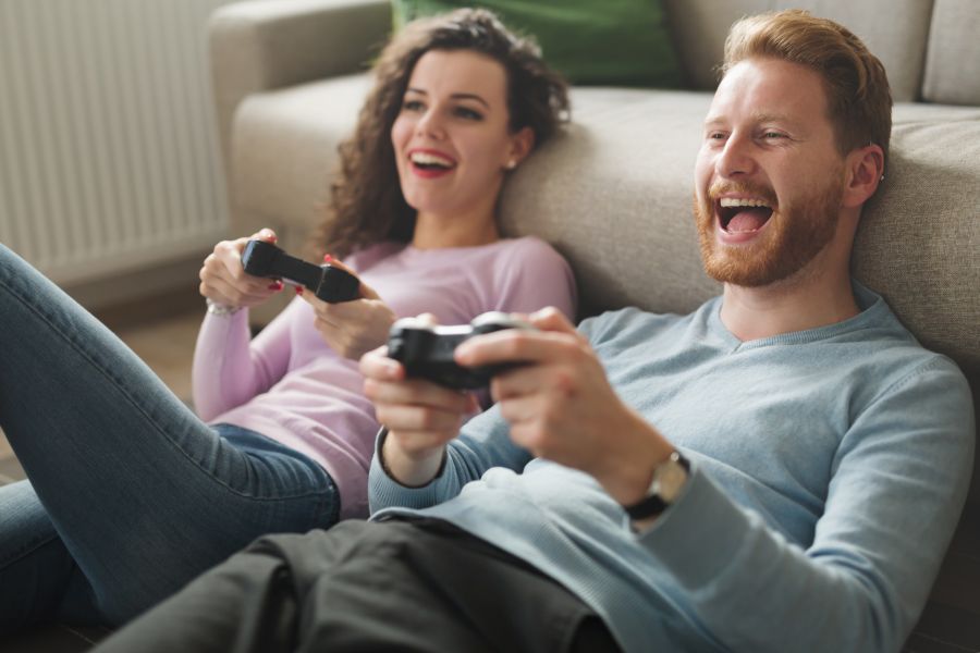 chica atrapada en la zona de amigos jugando videojuegos con chico