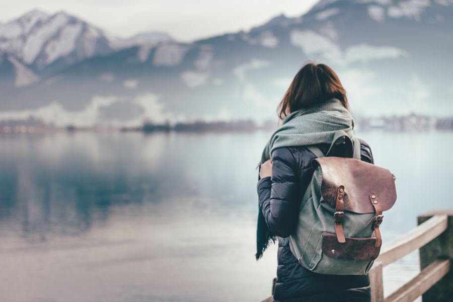 mujer soltera mirando al vacío después de ser rechazada por su amigo friendzone