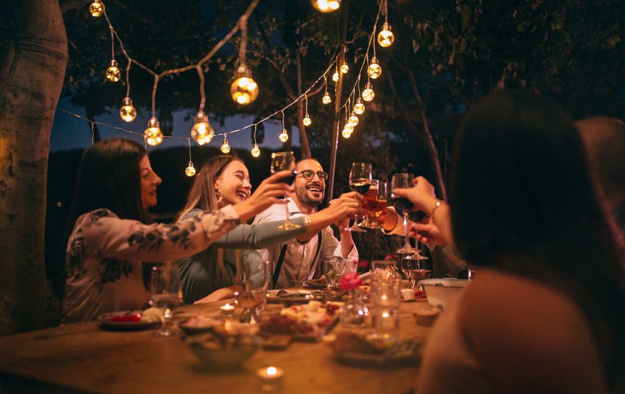 solteros celebrando san valentín con una fiesta de amigos