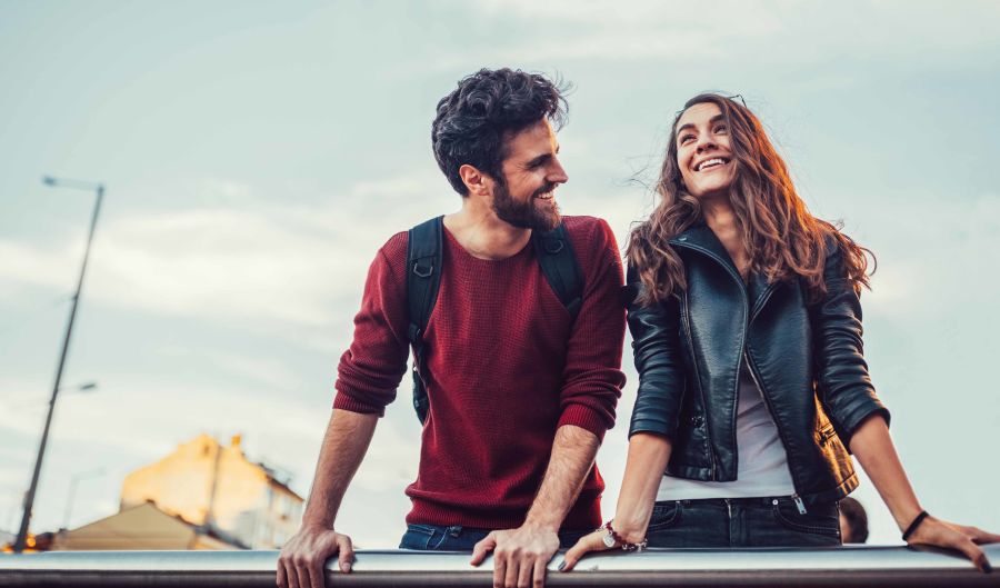 pareja sonriendo en su primera cita