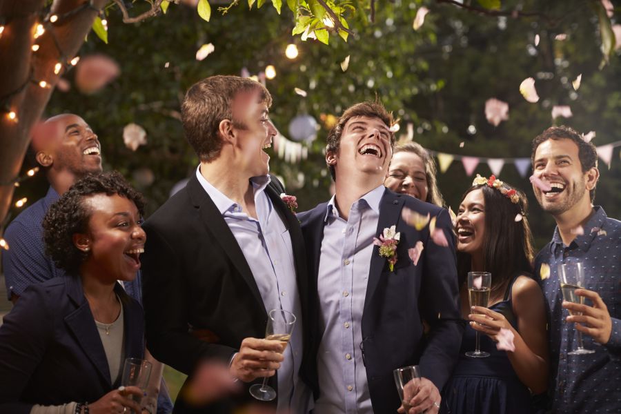 fiesta de boda de una pareja gay