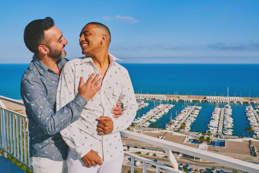 Pareja gay en cita romántica con vistas al mar
