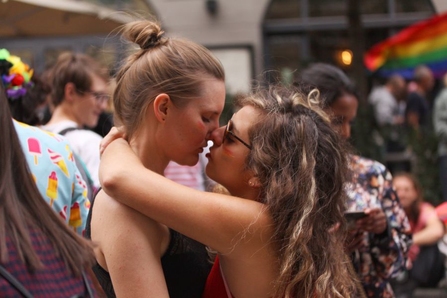 beso mujeres lesbianas en fiestas del orgullo lgtbi