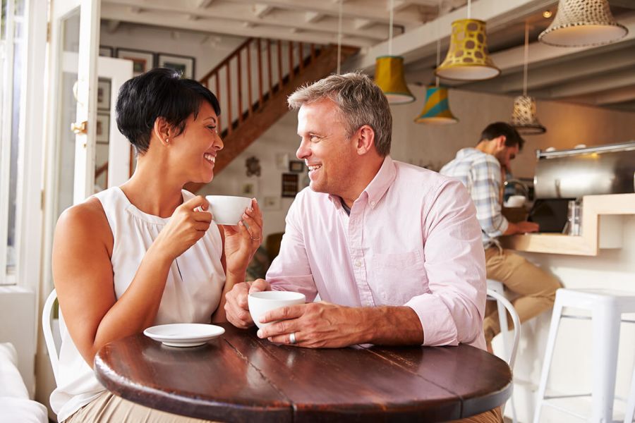 pareja de más de 50 tomando café